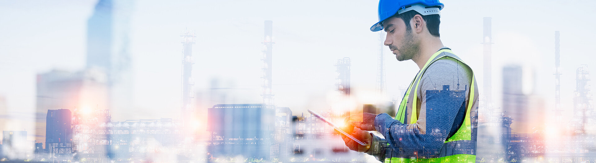 Panoramic,Double,Exposure,Of,Smart,Engineer,Maintenance,In,Solar,Power